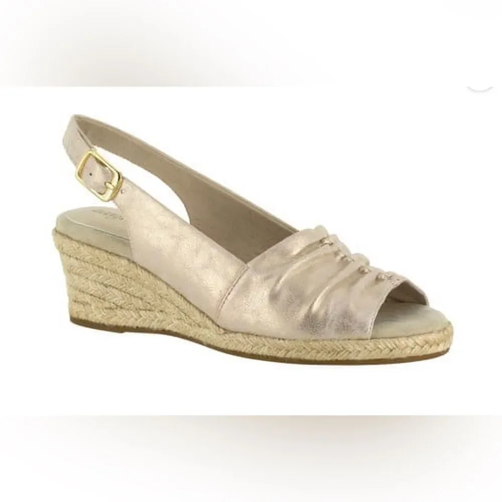 8.5W Gold Easy Street Espadrilles EUC